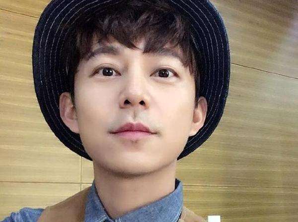 何炅的單身還是已婚狀態(tài)，深度解析與探討，何炅感情狀態(tài)深度解析，單身還是已婚之謎？