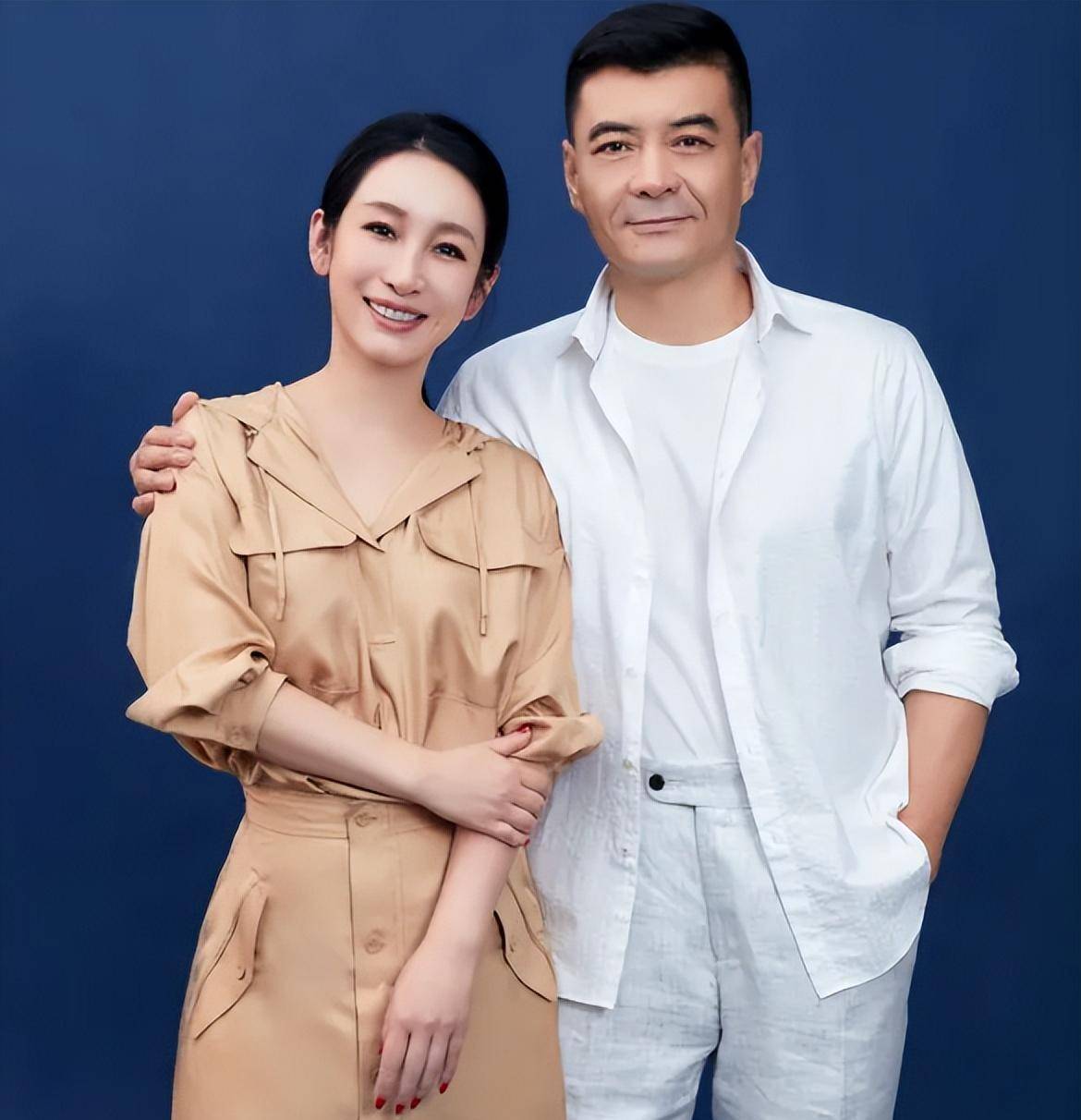 秦海璐老公王新軍簡(jiǎn)介，一位才華橫溢的演員與導(dǎo)演，秦海璐老公王新軍，演員與導(dǎo)演的才華橫溢簡(jiǎn)介